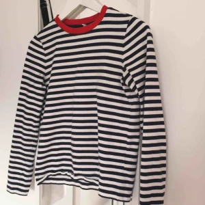  - Klassiska tröjan från &otherstories. Marinblå och vitrandig med rött i kragen. Köpte fel storlek och har därför bara användt två gånger. Storlek 34, passar XS/S.  Skicket är som ny. Nypris 290kr.  Möts upp i Malmö eller fraktar mot kostnaden🌼