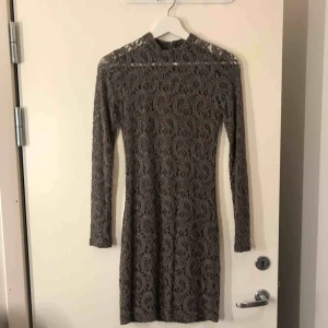  - En väldigt skön tajt klänning från Nelly🌸 Färgen är lite brun/grå (se bild 2) Frakten är inkluderad i priset💕