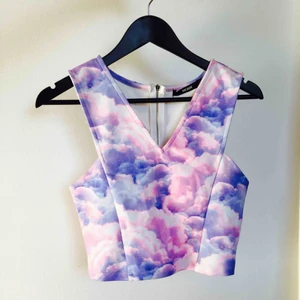  - Unikt linne från bikbok med ett skönt material. Silverfärgad dragkedja i bak på toppen. Perfekt till festival om inte annat 🦄 Mycket gott skick aldrig använd! Frakt 20kr 