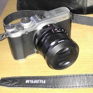  - Säljer en fujifilm X-A2 som jag fick i present i begagnad skick för 2500kr. I priser ingår all tillbehör dvs batteri laddare, batteri samt kartong förstås!   Objektivet säljs antigen med eller separat för 3200kr i nyskick. 