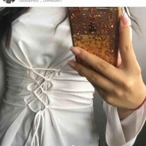  - Snygg tröja från Gina tricot med snörning på magen! Stretchig material så passar XS-M:) frakt 30kr💓