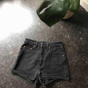 JÄTTEsnygga jeansshorts ifrån Levis. 501:or. Perfekt längd! Storlek w31. Frakt 150kr. 