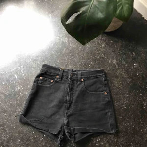  - JÄTTEsnygga jeansshorts ifrån Levis. 501:or. Perfekt längd! Storlek w31. Frakt 150kr. 