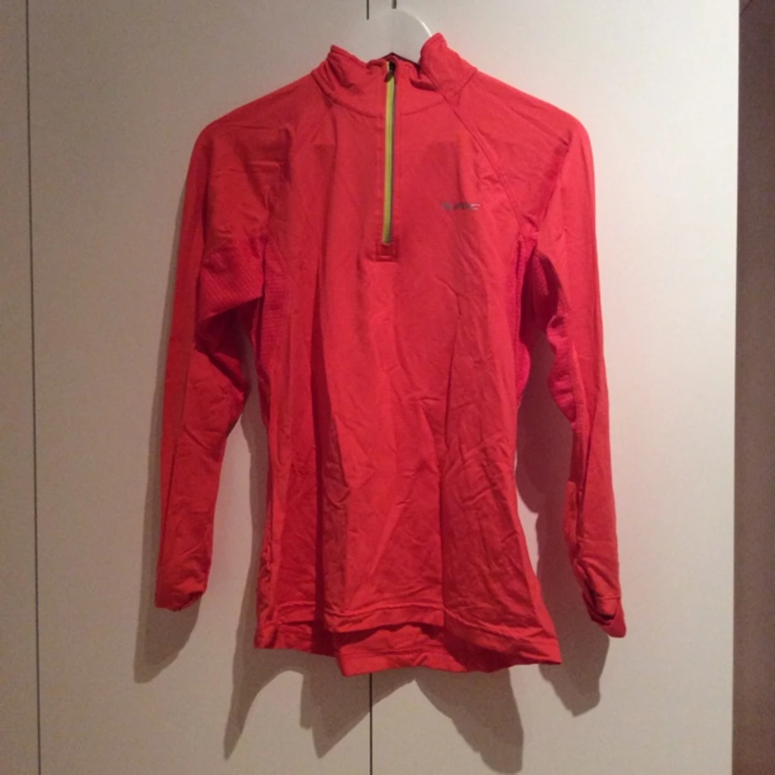 Funktionströja från Soc, knappt använd. Har ficka för telefon och andra smarta detaljer! - 1394645516