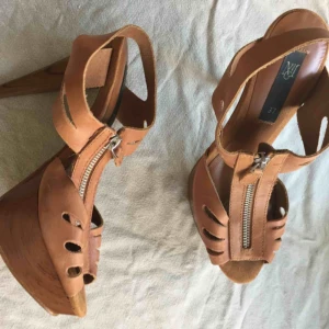  - VAD: Träklackar från okänt märke. SKICK: Inget att anmärka på