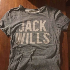  - Jack wills tshirt, köpt england, andvänd 1 gång