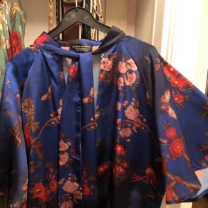  - Snygg body från zara i storlek 38