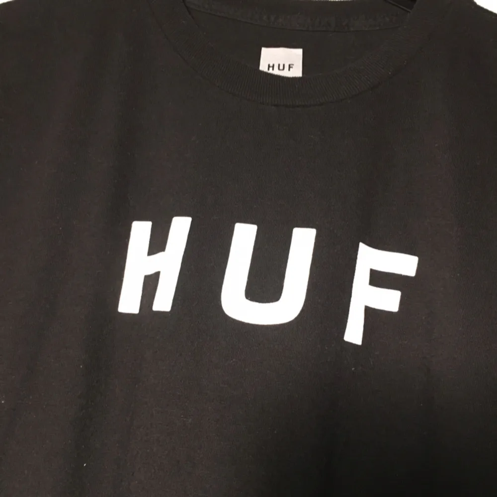 T-shirt ifrån HUF.  Passar mig med S, oversize  Köparen betalar frakt på ca 60kr. T-shirts.