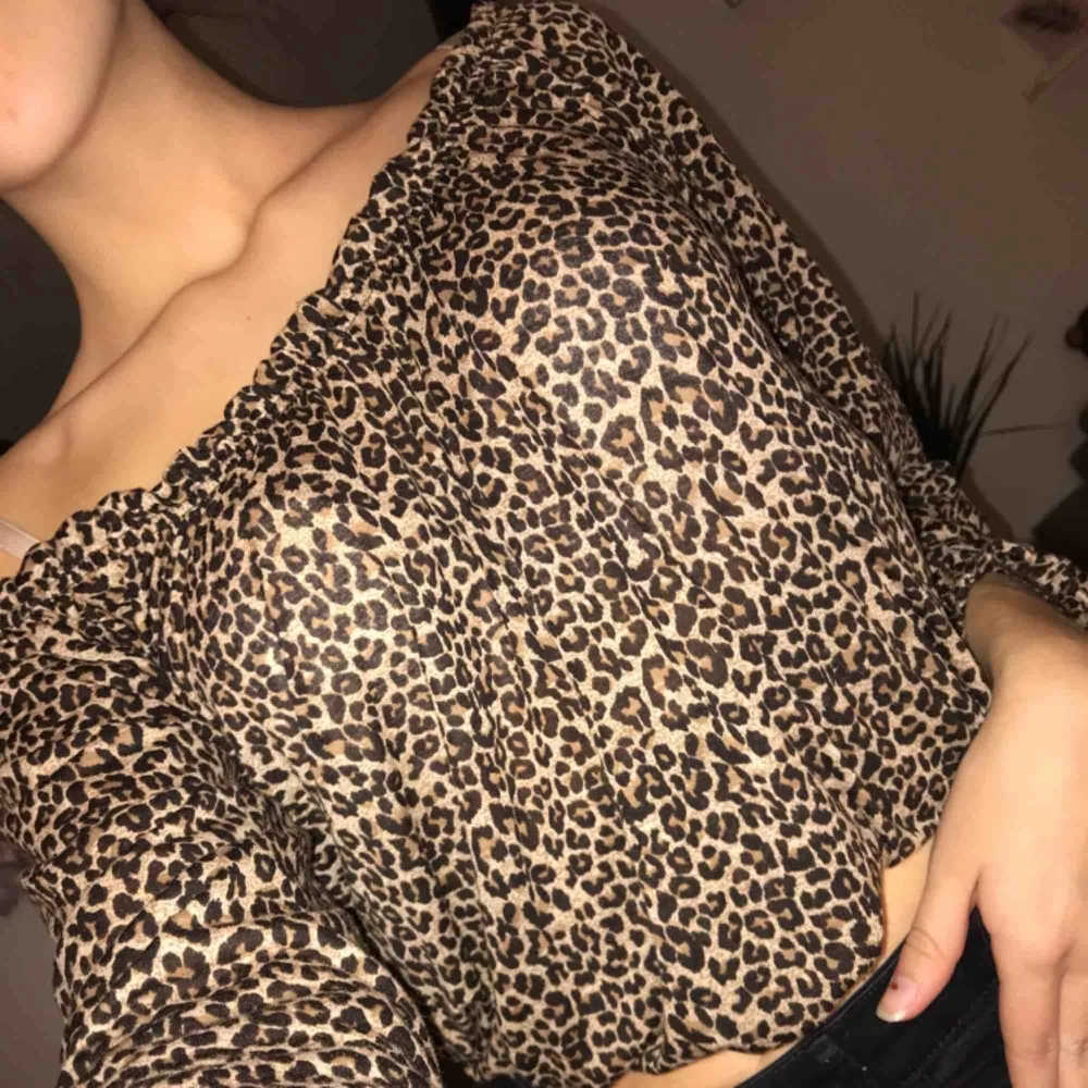 Säljer denna leopard tröja som man kan ”styla” på många olika sätt (visar några av de på bilderna) , strl XS-M skulle jag säga då den inte är tight, nypris 399kr, mitt pris 150💖. Toppar.