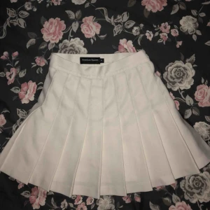  - Amerikan apparels klassiska tenniskjol i vit. Storlek xs. Endast använd ett fåtal gånger. 