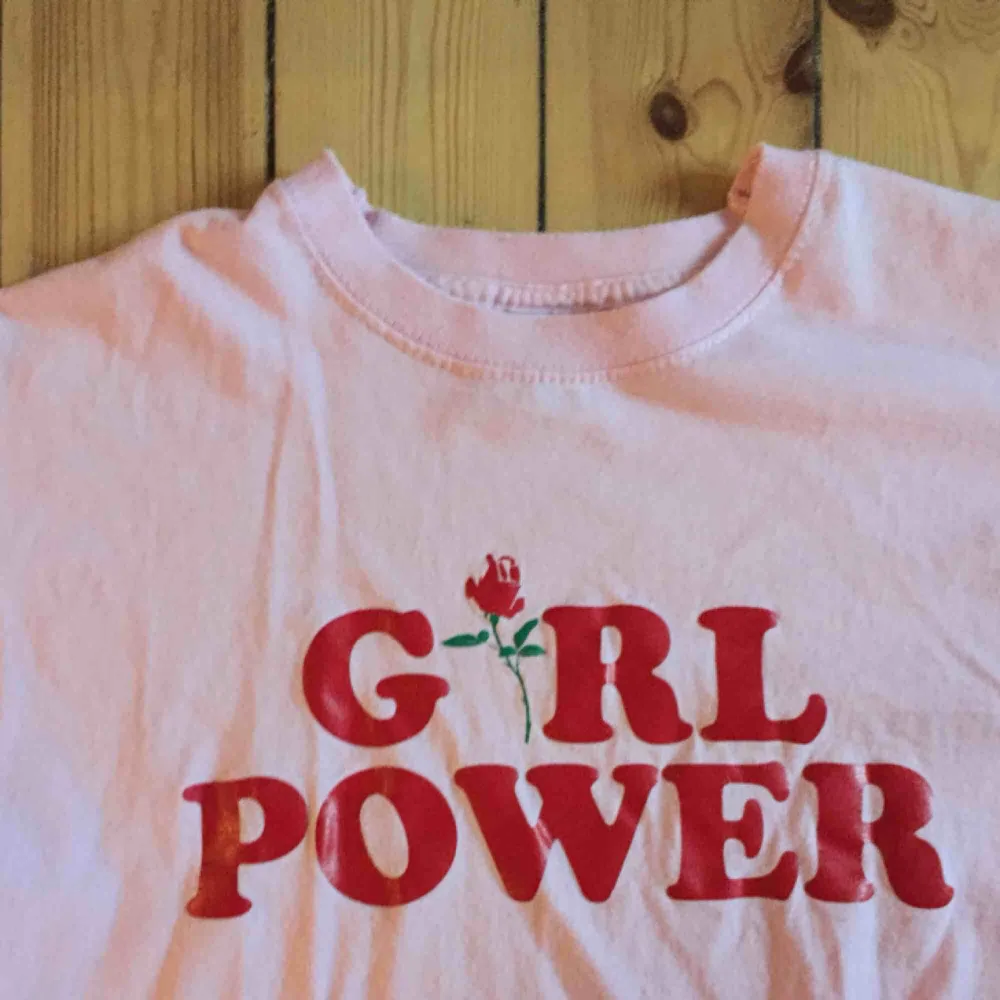 Jättefin girlpower tröja! Köpt på secondhand👊💋. T-shirts.