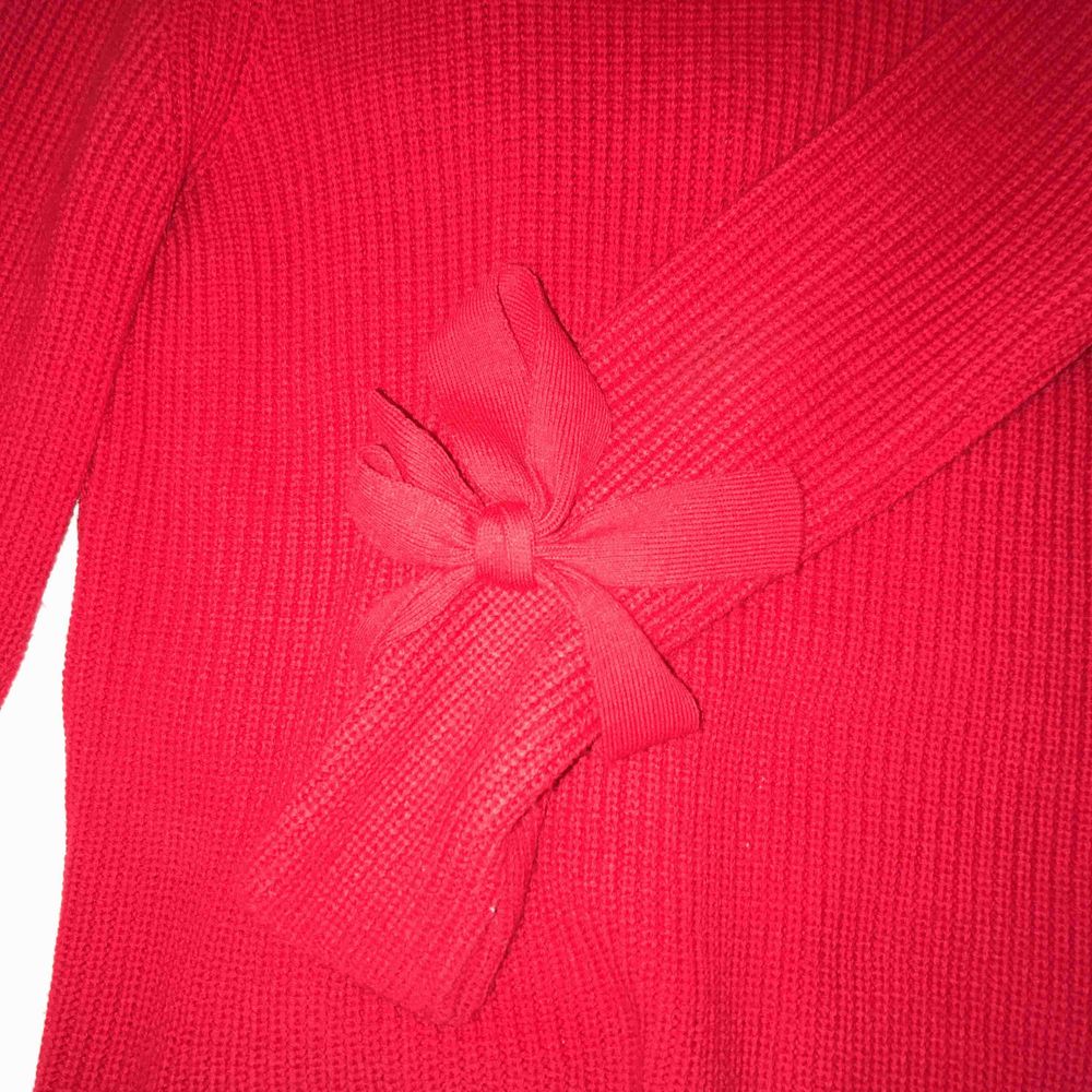 Röd stickad tröja från Gina Tricot, storlek S. . Stickat.
