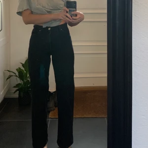 Monki yoko jeans - Säljer dom populära Yoko jeansen från Monki, mina är ca 1 år gamla, väl använda men fof i bra skick!! Tyvärr har jag växt ur dom både i midjan och benlängden. Mitt midjemått är 70cm och jag är ca 173cm. Frakt tillkommer på ca 70 kr. Tveka inte på att skriva om du har frågor! 