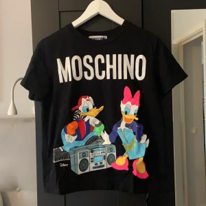 H&M X Moschino - Aldrig använt t-shirt från hm x moschino kollektionen 
