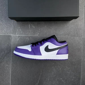 JordN 1 low courtpurple  - Helt nya och äkta från nike, storlek 46