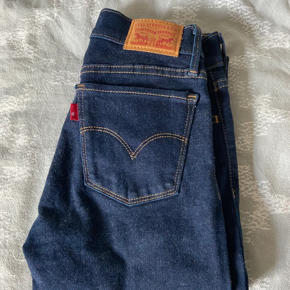 Inte använda mycket alls, legat i garderoben nått år.      710 super skinny. Jeans & Byxor.