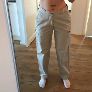 Cargobyxor - Baggy grå bralla som är köpt secondhand! Stl S men skulle säga att de passar M/L