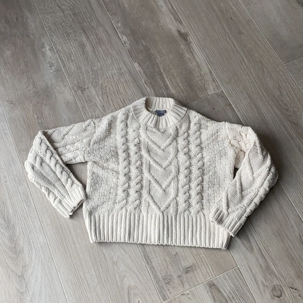 En fin vit stickad tröja som är perfekt nu till hösten/vintern. Andvänd 3-5 gånger jättefint skick. Säljer denna för den inte kommer till andvändning❤️betalas med Swish . Stickat.