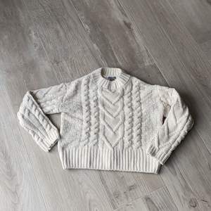 En fin vit stickad tröja som är perfekt nu till hösten/vintern. Andvänd 3-5 gånger jättefint skick. Säljer denna för den inte kommer till andvändning❤️betalas med Swish 