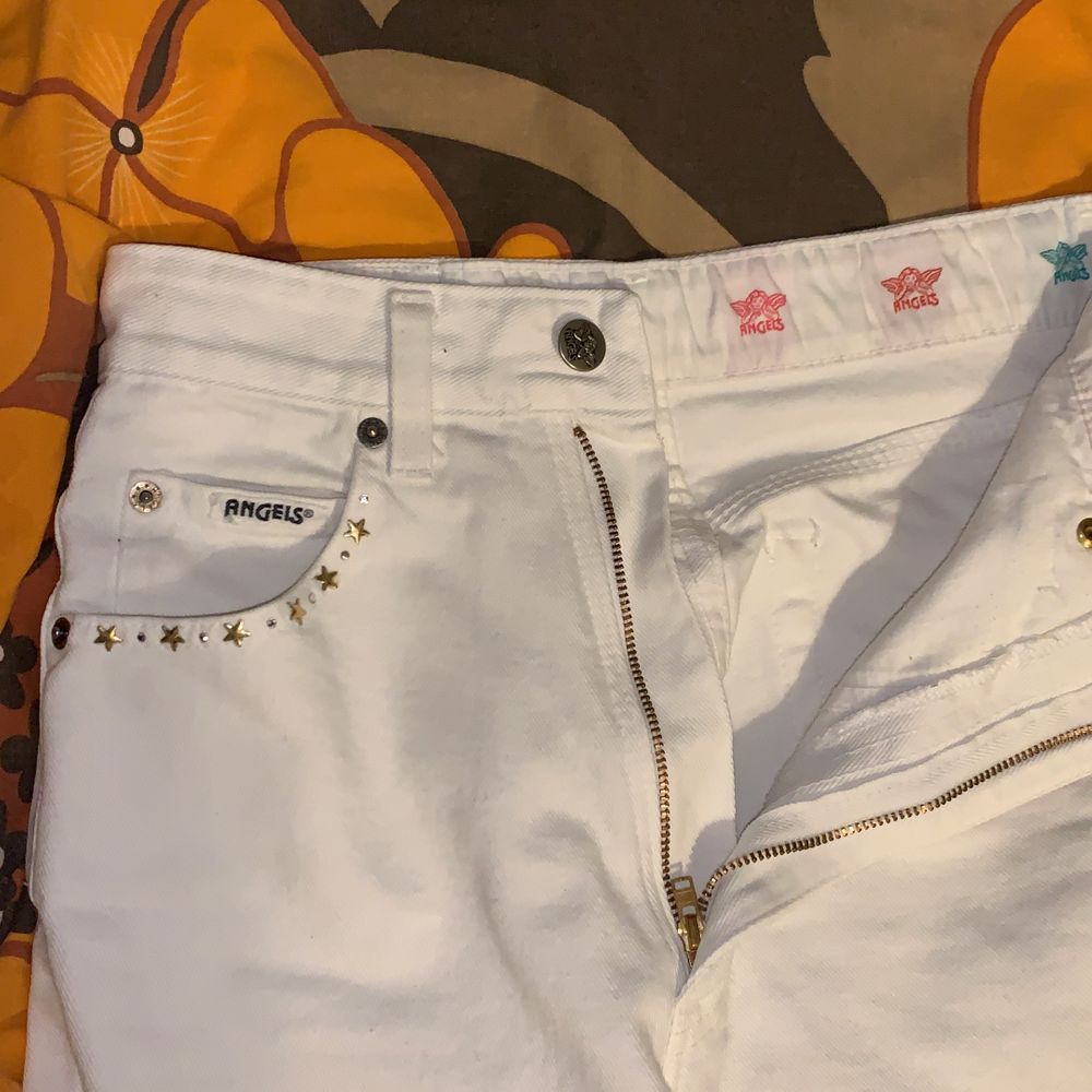 Smyckade vita jeans från Angels Jeans! Sitter perfekt men tight på mig med 27 i midja. Funkar säkert jättebra för 25-26. Fina detaljer på fickorna och på insidan <3. Ankle length på mig som är 170 cm. Inte genomskinliga, enormt plus! Gjorda i Italien.. Jeans & Byxor.