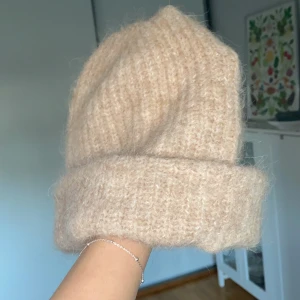 Mössa - Säljer min beiga mössa från Wera, eftersom att jag har köpt en ny liknande, super fin beige färg och varm till vintern:))) 