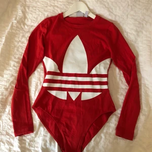 Adidas red body strl 36  - aldrig använd så i nyskick, därav ingen bild med den på. strl 36 säljer pga passar inte mig i stilen. från adidas, frakt tillkommer på 44 kr 