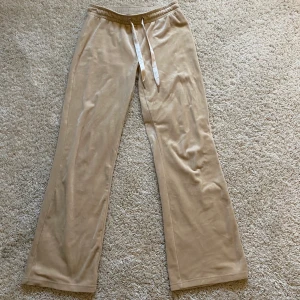 Mjukisbyxor från Gina  - Mjukisbyxor från Gina som jag säljer för att de är för små. Använda bara ett par gånger. Ordinariepris 229. Frakten står köparen för💗