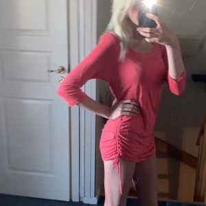 Tröja/klänning - En tröja som även kan användas som klänning i coral färg. Från h&m i storlek M