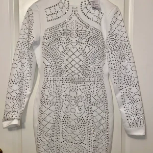 Snygg festklänning  - En snygg och stilig festklänning. Aldrig använd. Har ett litet hål på kanten av klänningen. Storlek S. 