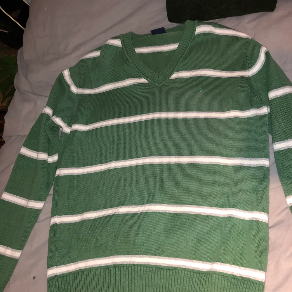 Säljer denna superfina grönvitrandiga tröja! Superfint skick!. Tröjor & Koftor.