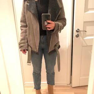 Fin aviator jacka i storlek M/L - Fin jacka i storlek L men funkar för en Person i storlek M.