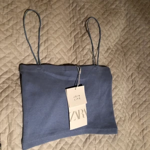Zara topp blå  - Oanvänd snygg topp från Zara! Liten i storleken, skulle säga att den passar alla då den är väldigt stretchig! 