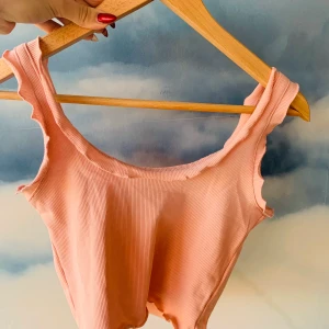 Rosa linne - Gulligt och unikt linne med söta bågade kanter. Väldigt fint och ribbat material! Mycket bra kvalité!