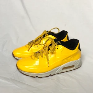 ✨nike air max✨ - Ett par gula nike air max💛 inte i helt nyskick det finns visst slitage men de är ändå i bra skick och snygga + fräsha💛 men har satt ner priset pga detta💛 frakt ingår inte utan kostar 60kr💛skriv om det finns några frågor💛 orginalpris för dessa var kring 1500 för ett par år sen💛