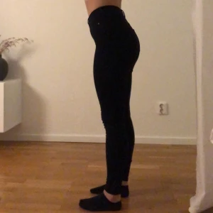 Svarta MOLLY jeans  - Svarta Molly jeans från Gina tricot. Knappt använda, fint skick. Strlk XS, säljer då de tyvärr inte kommer till användning. 99kr + frakt💛💫