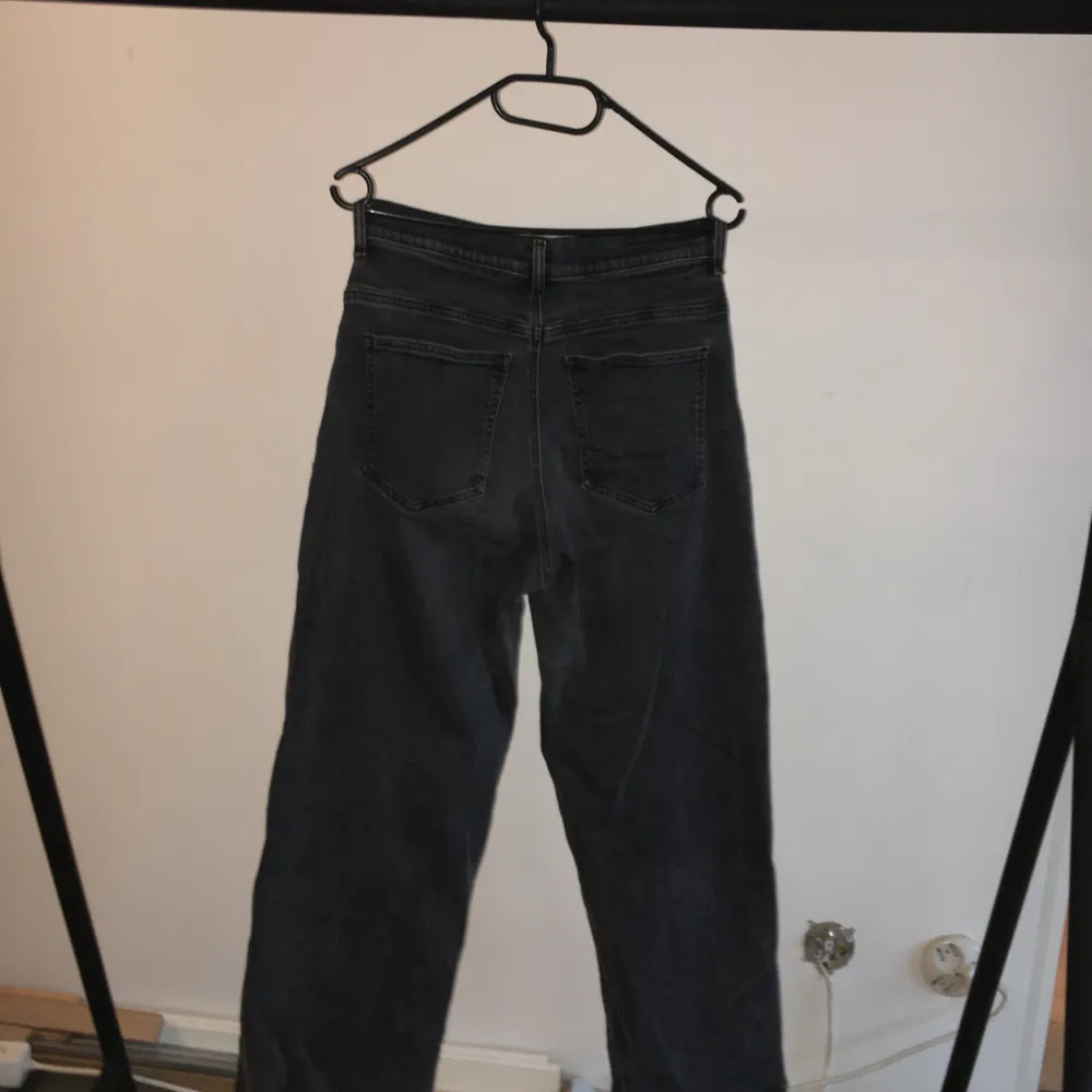 sjukt snygga jeans, mina favoriter, säljes pga för små. Stretchiga utan att bli för stora i storleken. Kortare, vida, högmidjade brallor!. Jeans & Byxor.