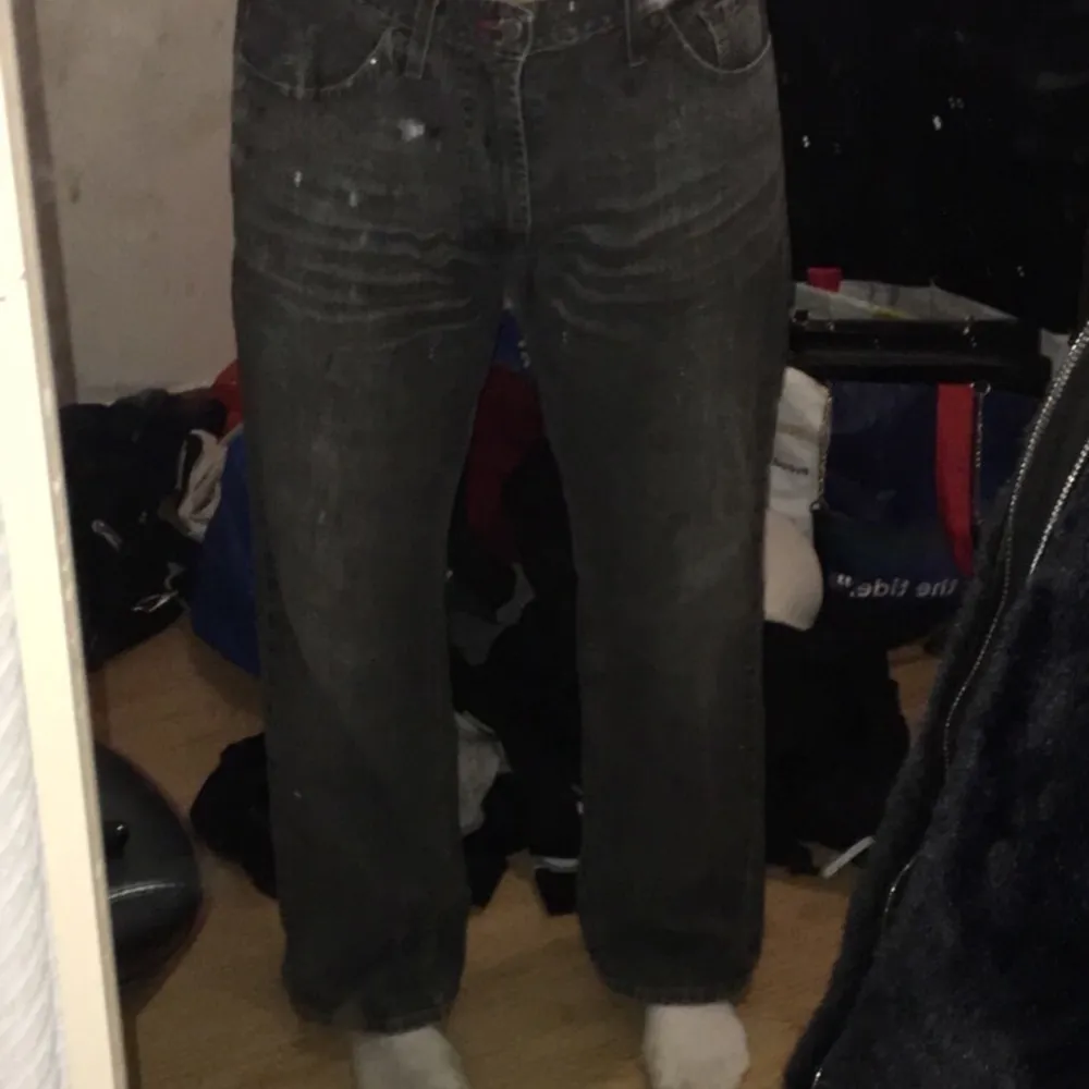 Grå svarta baggy jeans från batistini. Jag är 175 och de går ner till marken på mig. De är stora i midjan . Jeans & Byxor.
