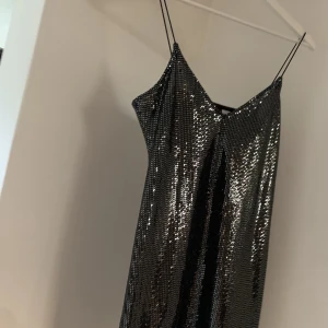 Perfekta svart glittriga nyårs/festklänning  - Svart klänning fr HM. PERFEKT för en nyårs fest eller r man bara vill vara lite extra glittrigt ✨😘