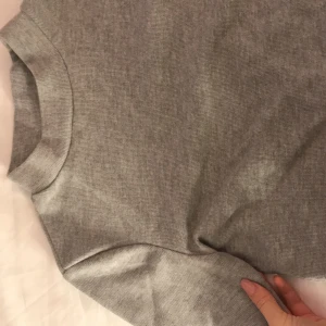 gosig t-shirt  - supermjuk grå t shirt, med liten turtleneck