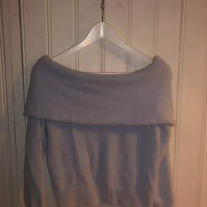 Jättefin blå färg på denna stickade/ull tröja från hm, aldrig använd därför jag säljer den!