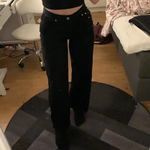 Junkyard wide leg jeans - Trendiga jeans från junkyard. Säljer pga för små. (Nypris 500kr)