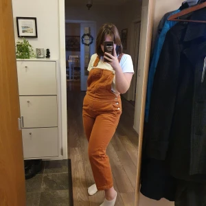 Bershka hängselbyxor  - Rost-oranga hängslebyxor i jeans. Reativt välanvända men i bra skick.