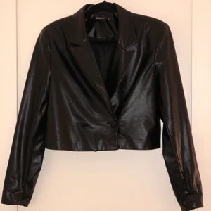 Kavaj (croppad) - GINATRICOT , skinn kavaj passar även 34 