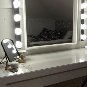 Ledsjö lampor  - Ljusen är ihopkopplade till en kontakt och fungerar jättebra. Fint tillsammans med en spegel Nypris IKEA 998kr (499 á) Skriv vid frågor☁️🤍🧸