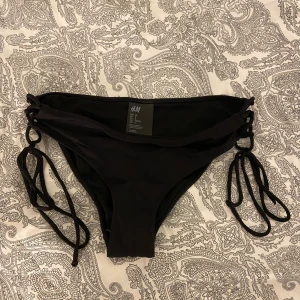 Superfina Bikinitrosor!  - Superfina och passar både xs och s då man kan justera med knytet! 🤩 högmidjade! Tvättas i maskin innan köp!! 