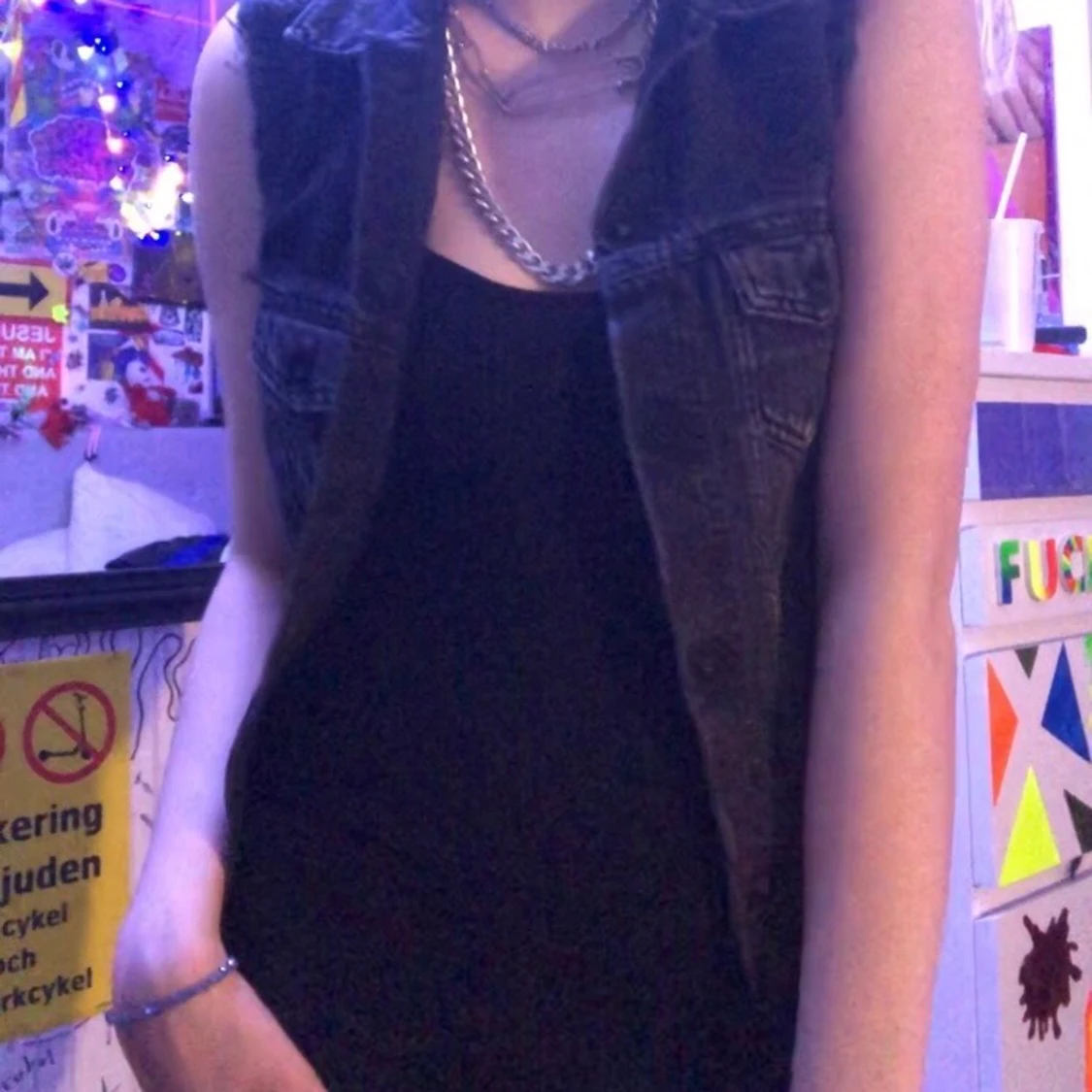 Svart jeansväst  - 91