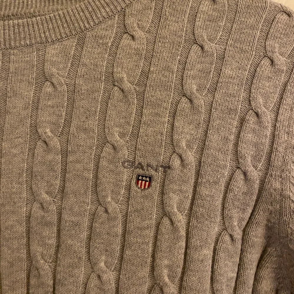 Kabelstickad grå tröja från Gant storlek Small, använt endast 1 gång så väldigt bra skick. Fraktkostnad tillkommer. Tröjor & Koftor.