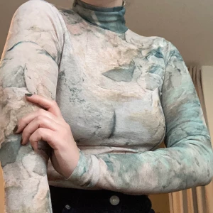 Polotröja H&M Trend  - Tunn, stretchig polo från H&M Trend i så fina färger! Ser ut som en målning i akvarell!! 🌊