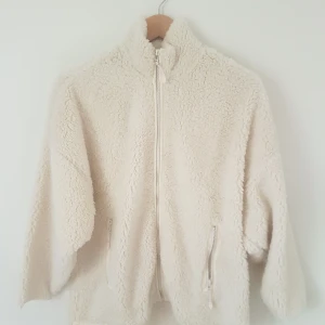 Mysig fleece i vitt  - Oanvänd zip-up fleece från Monki i storlek S. Har prislapp kvar! Beställde i flera storlekar och hann inte skicka tillbaka. Nypris är 350 kr, jag säljer denna för 250 kr eller högsta bud. Har en likadan M också som jag vill sälja! Kan antingen mötas upp i Stockholm eller frakta🌸