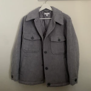 Topshop oversized jacket petite  - Jättefin lite oversized grå jacka som tyvärr inte kommer till användning. Har endast använt ett fåtal gånger så skicket är som nytt, jackan är i storlek 36/38 petite och skulle säga att det motsvarar vanlig storlek 36. 